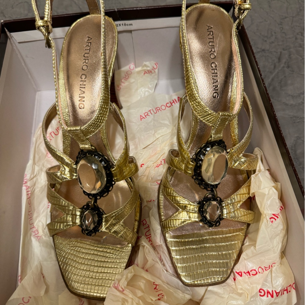 ARTURO CHIANG Maxine Gold Metallic Pump